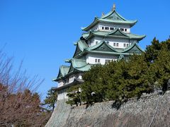 快晴の青空に映える。