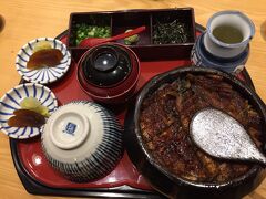 通常の1.5倍という「一半ひつまぶし」。これを二人でシェアした。
最初はそのまま食べる。うなぎが香ばしくてすごく美味しい。次は薬味入り。わさびが思いのほか合う。最後にだしを入れて。どの食べ方も美味しい。

これは並んでしまうな～、と納得の美味しさ！
店を出ると行列は倍くらいに長くなっていた。15分くらいで入れてラッキーだったなあ。また来たいけど、平日にするか混む時間を避けるかしたほうが良さそう。