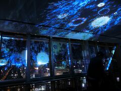 名古屋テレビ塔へ。「スターライトファンタジア」というイベントをやっていて、入場料が大人1,000円。ちょっと高いな……と思ったけど、展望室の窓や天井に星をイメージした映像が映ってすごく綺麗だった。来て良かった。