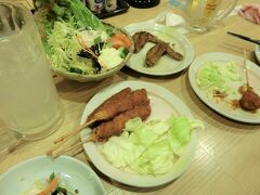 その後、軽く一杯飲もうということになり、世界の山ちゃん錦店へ。
手羽先はすごく胡椒が利いていて、私にはちょっと辛かった。でも主人はけっこう気に入っていた。