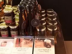 はちみつとメープルシロップは、ロビーの「ピコット」で販売中。