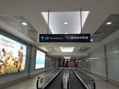 シドニー空港到着。
国内線ターミナル2に到着します。
荷物を受け取って国際線へ移動するためにカンタス航空専用のターミナル3へ移動。
この辺の移動が少し分かりにくかったです。