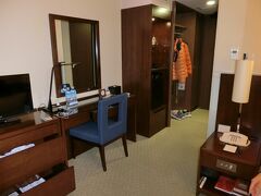 ひつまぶしを食べて満足したところで、ホテルにチェックイン。
名古屋観光ホテル。セミダブルだけど思ったよりベッドも広く、二人でも問題なし。
アメニティのシャンプーが青りんごっぽい良い香りだった。
少し寝て休む。