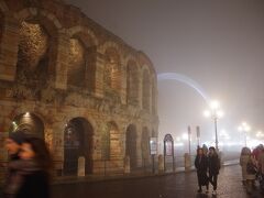 ブラ広場の前には、円形闘技場アレーナがあります。ローマのものほど大きくはありませんが、雰囲気はいいです。
霧のせい？