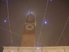 ランベルティの塔（Torre dei Lamberti）。ヴェッキオ城のエルベ広場側に建つ、高さ84ｍの塔。
霧を纏って幻想的です。
