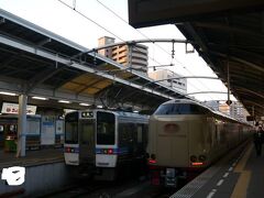 翌朝、目が覚めると瀬戸大橋を渡るころ。
時間通りに終点の高松駅に到着した。