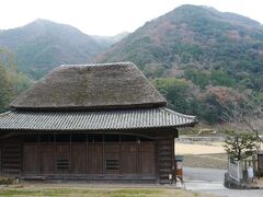 次にやってきたのは肥土山農村歌舞伎。離宮八幡神社の境内にある。
1686年蛙子池の完成を祝って、仮小屋を建て芝居をしたのが、肥土山歌舞伎のはじまりだと言われており、以来、神社への奉納歌舞伎が上演されて来たとのこと。
