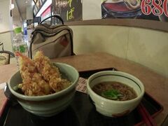腹減ったが食堂見当たらず…

駅前の「平和堂」というスーパーの中に「めん屋　一福」というお店を発見。まさに砂漠にオアシス。

天丼とミニ蕎麦。
スーパーのフードコートっぽい店構えからは想像できない品質の良さにびっくり。お腹いっぱいです。