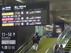 金沢駅の駅ナカ、「金沢百番街　あんと」でお土産を物色。
生ビールで喉を潤したりして２時間ほど潰します。
しかしコンコースも綺麗です。

17時52発かがやき512号東京ゆきに乗ります。