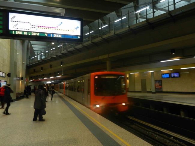 28日。<br />ホテルはEU欧州委員会の本部のそばで、市内の見どころへは地下鉄で行くのが一番便利です。ホテルを10時出発です。<br /><br />天気予報では29日は天気が少し崩れるということなので、今日市内を観光して明日美術館に行くことにしました。<br /><br />まず、24時間トラムと地下鉄乗り放題のチケットを7.5ユーロで購入。券売機はコインとバンクカードのみ受け付けます。よくわからず手間取りました。<br />コインの持ち合わせがなかったタイからの（おそらく）カップルに頼まれその人たちの分も買いました。<br /><br />ホテルから歩いて2分の地下鉄駅Schumanで地下鉄に乗ります。駅はきれいで明るいです。