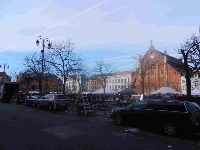 蚤の市の方角がわからず、地下鉄駅のそばにスタンドを出していた女性二人に聞きました。話はあまり通じなかったのですが、一生懸命教えてくれました。<br />途中で気がついたのですが、その女性たちはエ○○の証人の布教中でした。（途中でみんな気がついた。）友達の彼、宗教何か聞いてたぞって。<br /><br />あ、蚤の市が見えてきました。<br />わくわく。<br /><br />