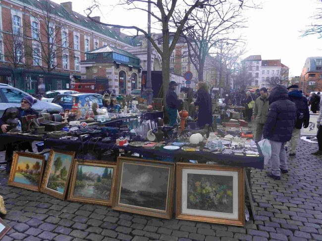 ここの蚤の市、気に入りました。<br />最近は新品を出すマーケットが多いので。<br /><br /><br />