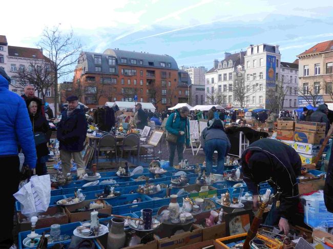 プラスチックボックスにはごちゃごちゃにものが入っています。<br />時間をかけて見たいところです。