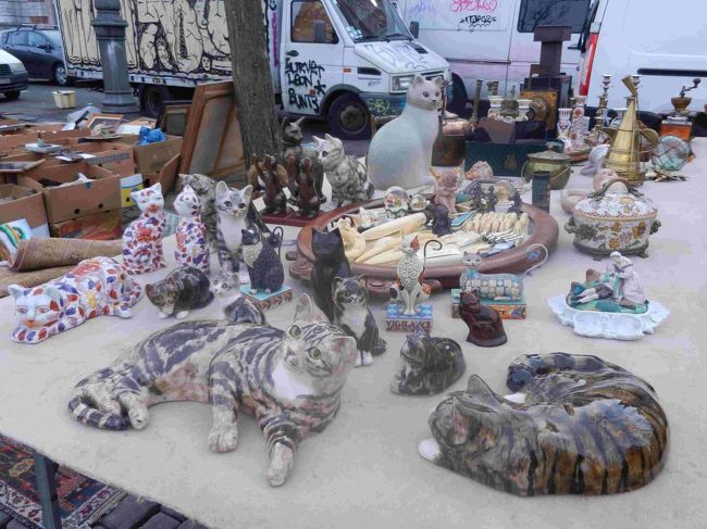 このお店は猫コーナーがありました。<br />今見るとこの寝そべってるの買えばよかったかなと思います。<br /><br />友人は木の裁縫箱を買ってました。