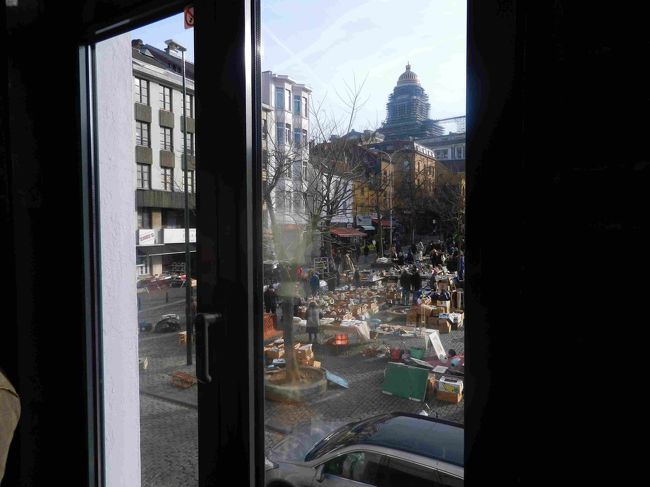 2時間くらい見たところで休憩。<br />蚤の市が見えるChaffというカフェです。<br /><br />窓からPalais du Justice最高裁判所が見えています。