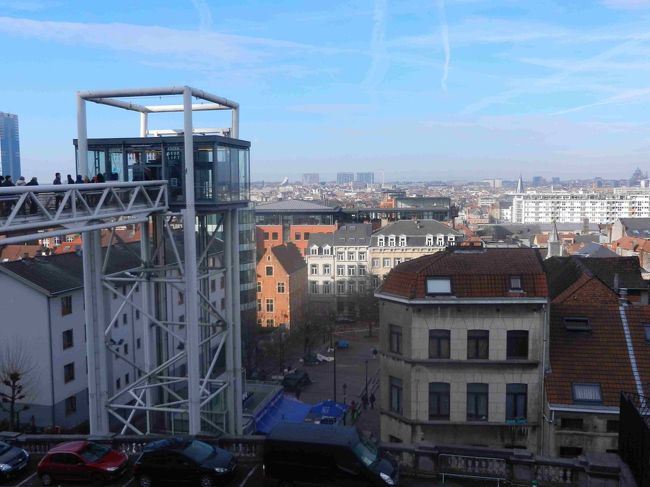 最高裁判所の前のPlace Poelaert　ポラール広場からの眺め。<br />エレベーターの通路にたくさん人がいます。<br /><br />Poelaertというのは、最高裁判所を設計した人の名前です。