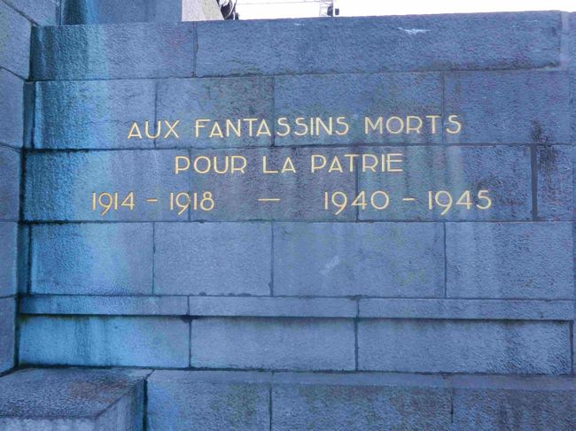 祖国のために犠牲になった歩兵のために<br /><br />というようなことが書いてあるようです。<br />二つの大戦です。