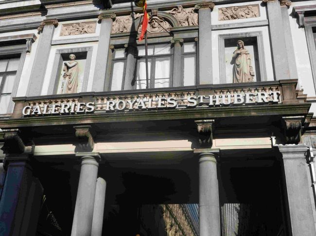 近くのGaleries Royales Saint-Hubert サンチュペール　ロイヤル　ギャラリー。<br />ここも高級ブランド店が並んでいるそうです。<br /><br />ちょっと入ってみます。<br />