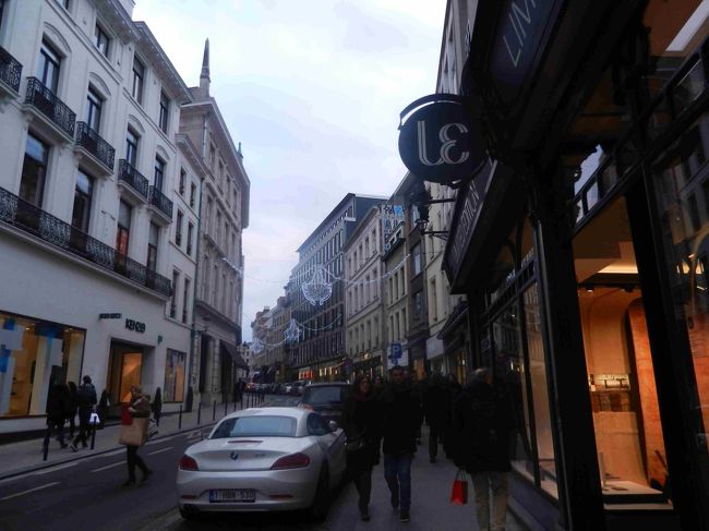 歩いてPorte de Namur駅から地下鉄に乗ってホテルに帰ります。<br /><br />ホテルで一休みして夕食のレストランを探します。<br />