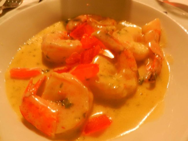 アペリティフはキールを頼みました。<br /><br />わたしの前菜は<br />Scampis flambeed with Pastis and fresh tomatoes<br /><br />パスティスって何？酒飲みの夫がそれってフランスのリキュールだよって。<br />味に深みがあるとても美味しいソースでした。えびも新鮮。<br />ベルギーはやっぱり食べ物がおいしい。