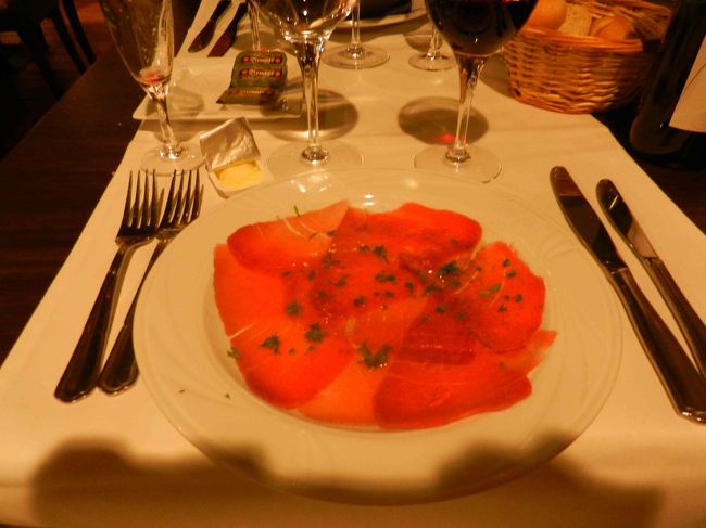 夫はマグロのカルパッチョごま油かけを注文。