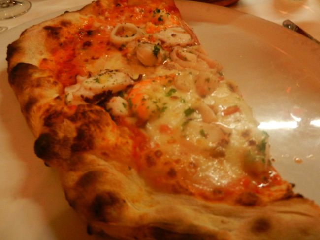 1月27日。<br />6時半にホテルにチェックインして食事にでかけます。ホテルはブッキングコムで予約したHotel Silken Berlaymont　です。<br /><br />きょうは軽くピザにすることにして、ホテルのそばのピッツァリアに来ました。<br />他のお客さんが食べているピザを見て、友人とフルッティディマーレのピザを一つ注文しました。半分で十分な量です。インサラータミスタとブロッコリも注文。<br />これも半分ずつにしました。デザートも食べたので、結局軽くなかった。<br />でも、おいしかったからいいか。<br /><br /><br />