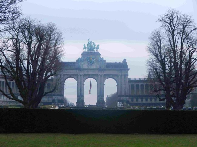 美術館のあるParc du Cinquantenaire サンカントネール公園が見えてきました。<br /><br />サンカントネール門は、1880年のベルギー独立50周年を記念して1904年から1905年に建てられた門です。（時間がかかっていますね。）<br /><br />この門の上に登れるそうです。<br /><br /><br /><br />
