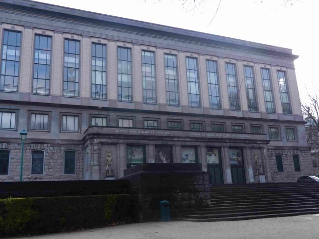 門に続く建物両側に美術館があります。<br /><br />向かって右側がUkiyo-Eの展示のMusee du Cinquantenaireサンカントネール博物館です。<br /><br />左側には軍事博物館があります。