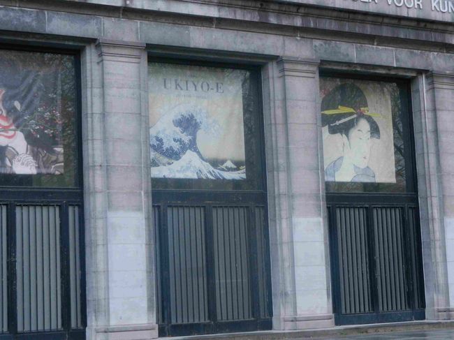 ここは入り口ではなくて、ぐるっと建物を回ります。<br /><br />並んでいる人がいないのですぐ入れそう。