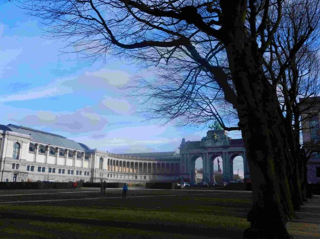 展示を見終わって外に出るとまだ晴れていました。この公園には散歩の人やジョギングをする人がたくさんいます。<br /><br />ホテルの前に駐車した車に戻ります。<br />きれいなものをたくさん見て美味しいものを食べて、充実した週末でした。<br />ブリュッセルの人が親切で街がとてもきれいだったのが心に残ります。