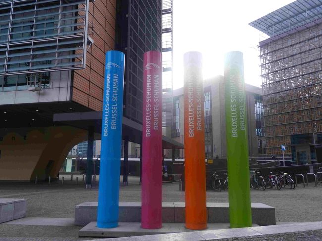 Brussel Schuman　と書いてあります。<br />このSchumanというのは、欧州連合の父、フランスの首相、外相だったロベールシューマン Robert Schuman（1886－1963）から名前が付けられました。<br /><br />ロベールシューマンは、ルクセンブルグで生まれドイツで教育を受け、アルザスロレーヌがフランス領になったときにフランス国籍を取得、その後フランスの政治家となり、欧州連合の建設に貢献した人物です。<br /><br />作曲家のロベルトシューマン(Robert Schumann)と名前が似ていますが、このシューマンはSchumann、ｎが二つです。<br /><br />今、調べてSchumanのなぞが解けました。<br /><br /><br />