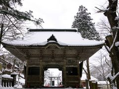 榛名神社 随神門

昔はここに仁王さまが居られたそうですが神仏分離政策により仁王像は焼失したそうです。
今は明治39年(1907年)に祀られた社殿や神社社地などを守る神様「随神像」が祀られてます。
ので「随神門」