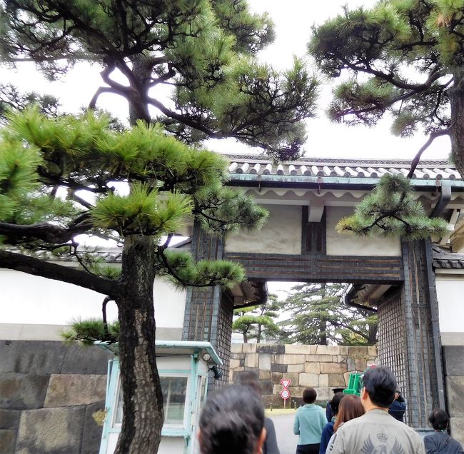 　受付を済ませ桔梗門から入ります。