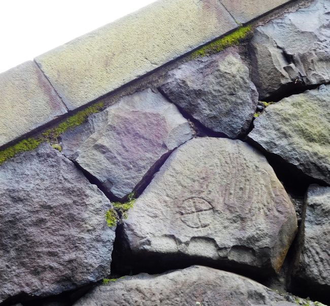 　この石垣の石には薩摩の印があります。<br />どこの藩がしたか印をつけていたそうです。