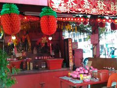 　次は観音寺（クーコンシー）
　1880年　ペナン島に入植した広東人と福建人により建てられた、
ペナン最古の中国寺院。観音仏（慈悲の女神）が祭られています。