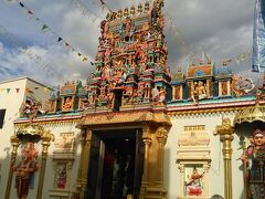 　マハマリアマン寺院
　先ほどのは仏教寺院、ここはヒンズー教の寺院
　1883年に建立されました。金・銀・ダイヤで装飾されたサブラマニアムと呼ばれる神秘的な彫刻がされています。