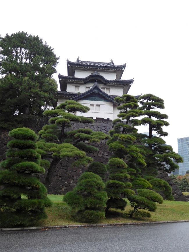 　富士見櫓<br /><br />三重櫓で江戸城の遺構としては最も古いものに準ずる。<br /><br />万治２年（１６５９年）の再建<br />石垣の高さ１４．５ｍ。<br />櫓の高さは約１５．５ｍ