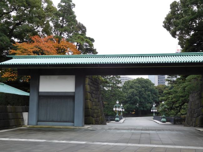 二重橋と言っていますが、正式には正門鉄橋と言います。