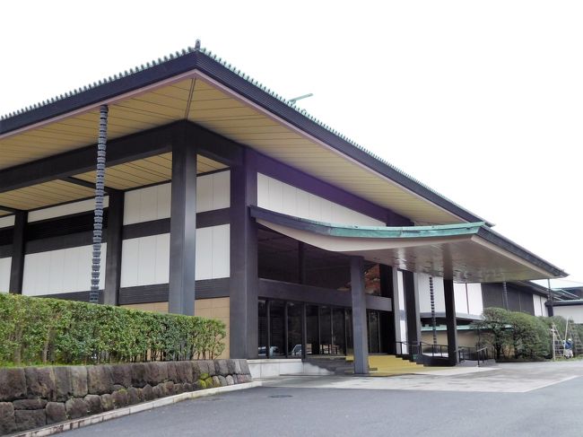 　今度は豊明殿の前を通ります。