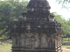 ポロンナルワを征服したインドのタミル人が建てたとされる建物。
他の仏教遺跡とは異質のヒンドゥ教寺院のような趣です。

クワドラングルから左に折れ砂利道を2～3分ほど自転車で入ったところにあります。
