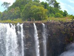 【ビクトリアの滝Victoria Falls：ジンバブエ／アフリカ】

歩いています....