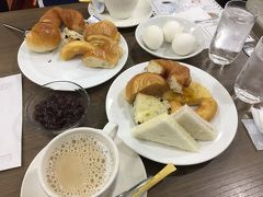 朝食は名古屋名物の喫茶店モーニングを食べるつもりで、ホテルは素泊まりにしていた。朝はゆっくりで、9時過ぎくらいにやっと出発。

ホテルのある伏見近辺はオフィス街らしく、日曜休みの喫茶店が多いようなので、とりあえず名古屋駅へ。地下街の「シャポーブラン　サンロード店」に入った。ドリンクにパンとゆで卵食べ放題で490円。小倉あん80円もつけてみた。
パンはけっこう種類があるけど、甘いのが多いかな。