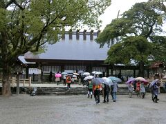 本殿。雨だけどけっこう参拝者が多い。