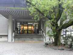 宝物館。入場料300円。熱田神宮は草薙剣があることで有名だけど、展示はしてないみたい。このときは明治天皇関連のものや刀類が多く展示されていた。

入ってすぐ正面に真柄太刀っていうすごく大きい刀が展示されている。姉川の戦い（織田徳川軍vs浅井朝倉軍）で使われた刀で、これだけ見て帰る人もいたくらい。これは入場料を払わなくても見れる場所にある。




