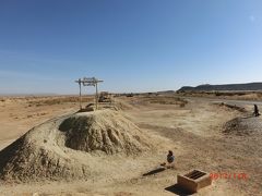 エルフードから9:50 に出発してカスバ街道に行く途中、
2-30分走ると、カナート と言う蟻塚のようにこんもりと
盛り上がった土が一直線に延々と続いている。
昔の灌漑用地下水道の跡です。