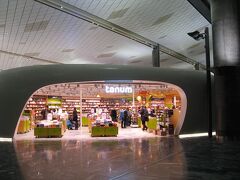 オスロのガルデモーエン空港で乗り継ぎ。拡大リニューアルで2月オープンのターミナル。本屋も広くなってて見やすくなっていました。

空港でサンドウィッチ（チキンBBQ)　94クローナ。約1300円。