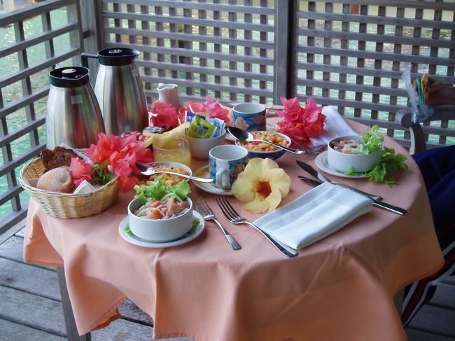 水上コテージのテラスで食べる朝食。特にクロワッサンがおいしかった。