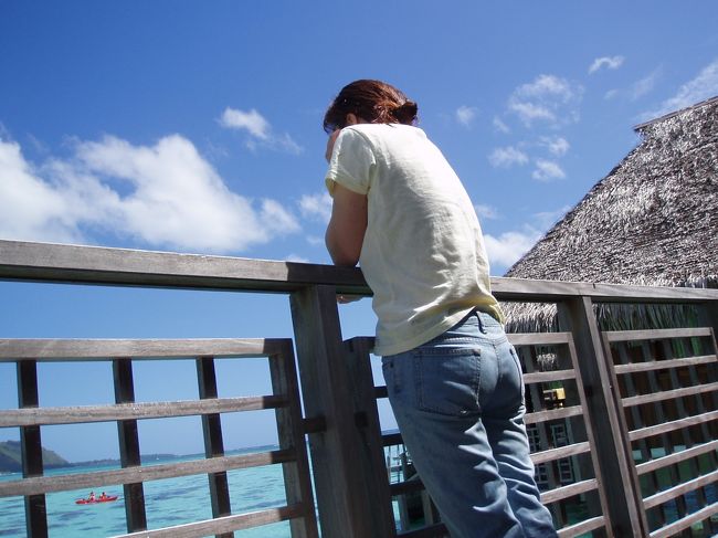 たたずむ、奥さん。