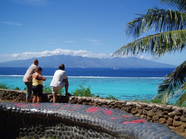 私たちと同じく水上コテージを見にきた観光客。