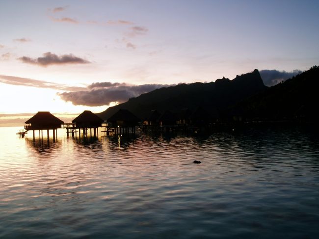 夕日が沈む前の水上コテージ。